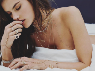 Alessandra Ambrosio w błyszczącej biżuterii